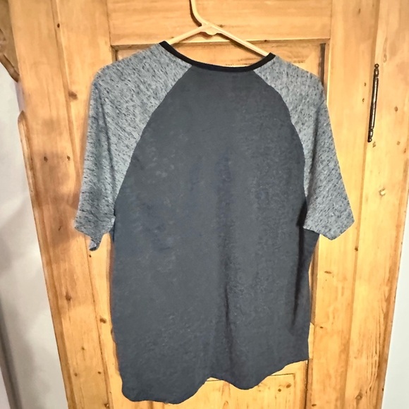 🎉Old Navy Short Sleeve Soft Wahed Baseball Style Tee 2 Toned Gray Size Large - Picture 2 of 6